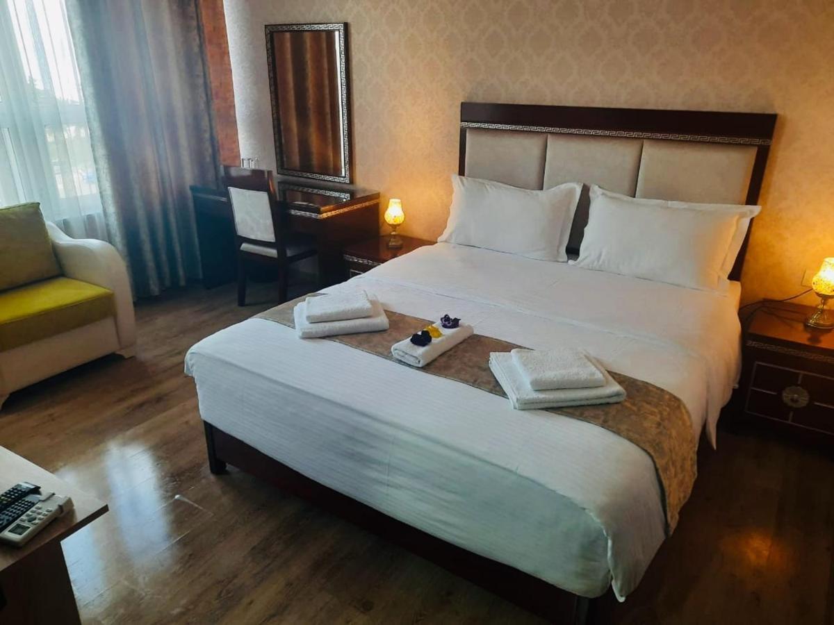 British Hotel Поградец Екстер'єр фото