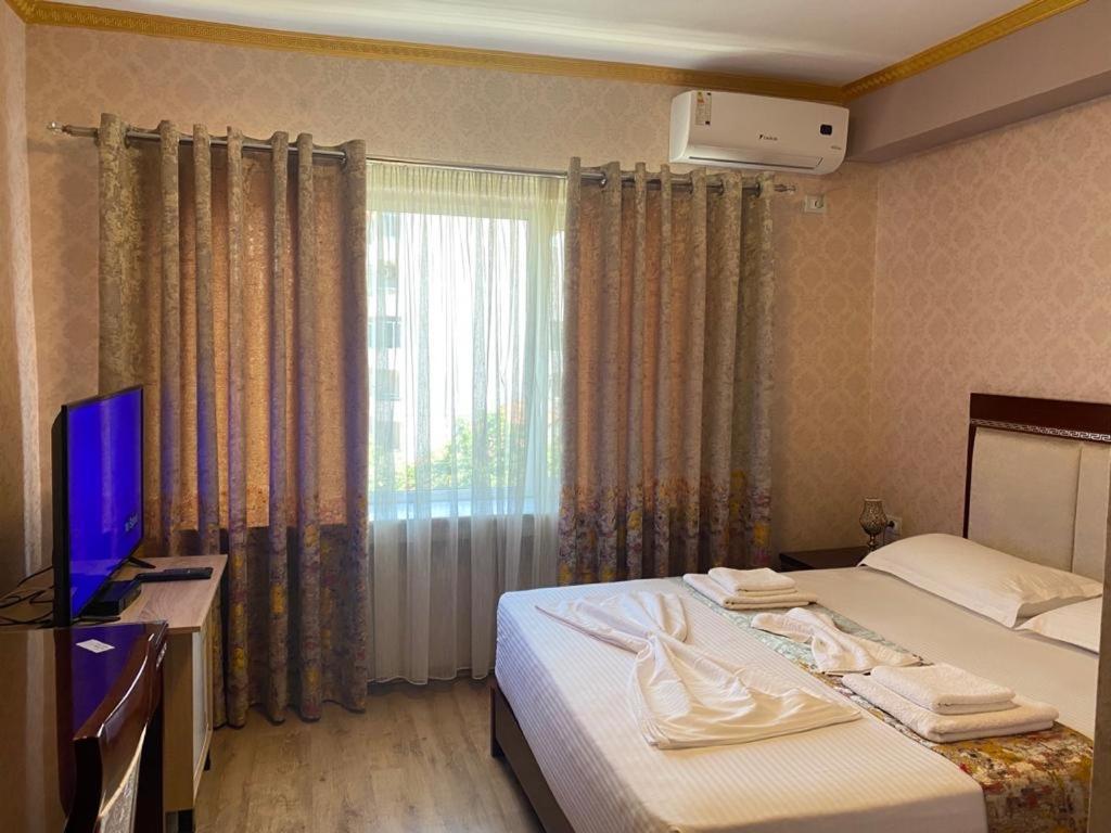 British Hotel Поградец Екстер'єр фото
