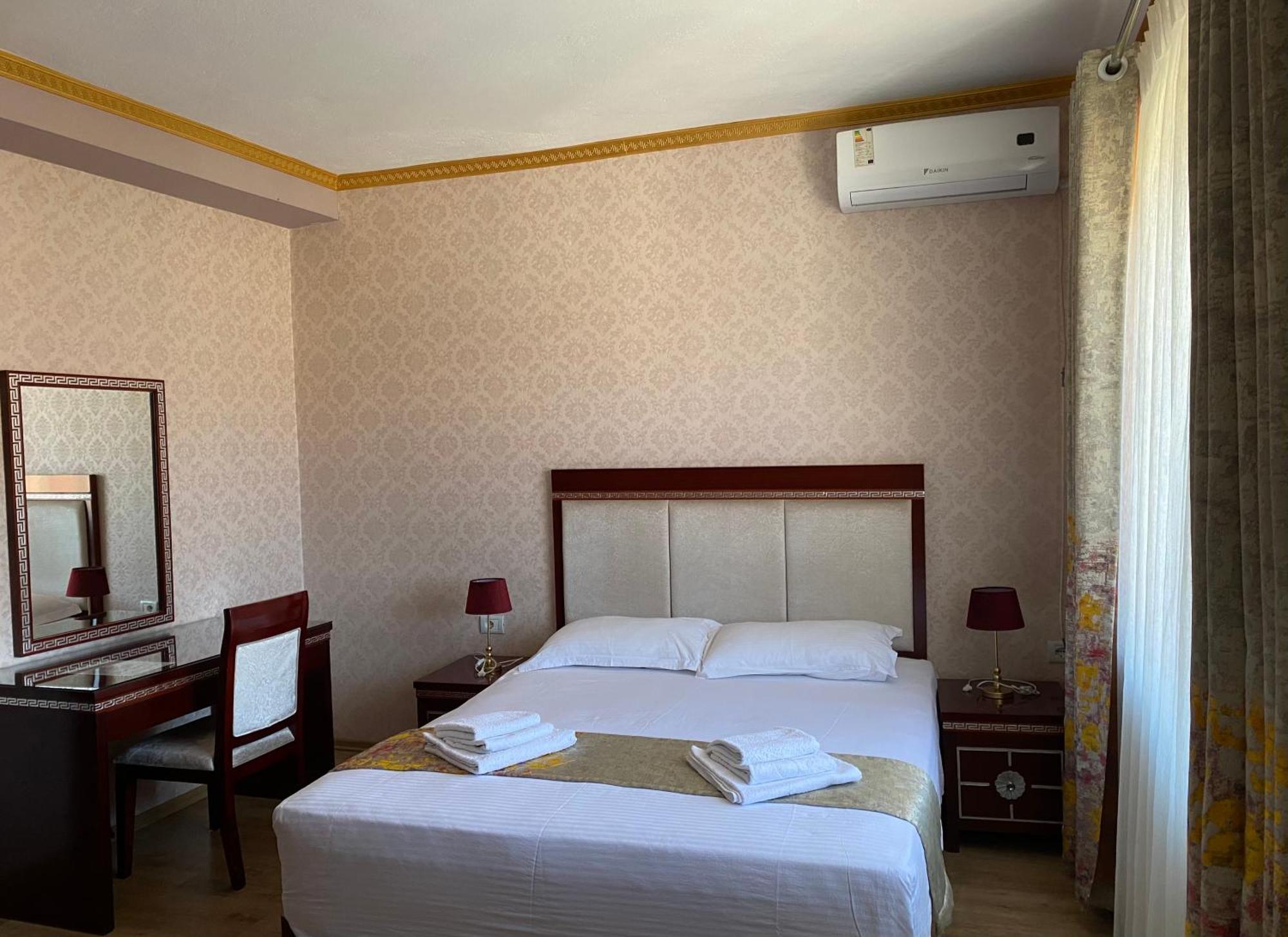British Hotel Поградец Екстер'єр фото
